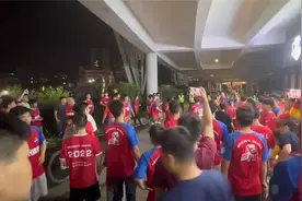 愤怒不满！梅州客家球迷赛后爆发，球场外高喊“任通黑哨”！视频封面