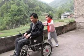 父亲车祸瘫痪，重庆7岁女孩不离不弃照顾，网友：太感动了！视频封面