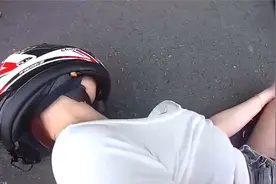 惨！美女从摩托车摔下屁股搓一路，全红了！视频封面