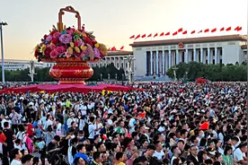 假期人到底去哪儿了？直击各地旅游大军，网友：景点好像有1亿人视频封面