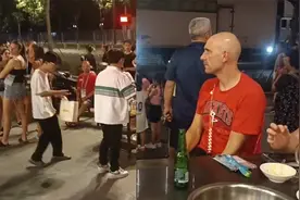 成都大运会老外聚集喝酒！还会自己搬凳子坐餐馆外：入乡随俗