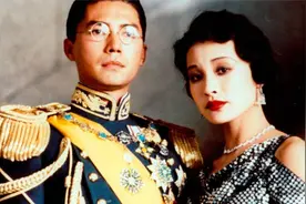 1932年，溥仪身穿龙袍在土垒的天坛上举行即位礼，画面被拍下