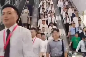 白衬衫挤满地铁，难道真是传说的西安中介把西安哪个名胜给卖了？视频封面