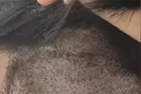 女子称后脑勺头发被理发师剃掉一半：当时只同意剃1厘米 店方回应视频封面