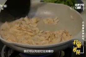 小河虾性温入肾经，具有补肾壮阳的功效，特别适合老人、小孩食用
