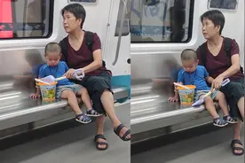 网友地铁偶遇奇特哄娃方式，网友：带娃精髓就是让小孩一脸懵视频封面