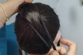 有漂亮长头发定要尝试这款扎发发型，一个抓夹就搞定