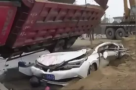 小轿车被渣土车压扁，导致女子当场死亡。交警：压成了一团废铁视频封面