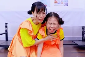 小女孩双目失明了，妈妈为了她能重见光明，竟做出这样的决定视频封面