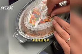 动车盒饭现双层价签，35元价签下藏着15元零售价，12306回应视频封面