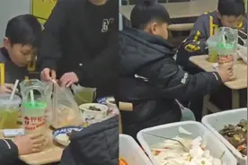 五个小男孩借桌子凑钱聚餐，欢乐场面引老板沉思回忆：时光不再！视频封面