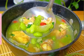 丝瓜和毛豆放入一个鸡蛋，简单一煮，汤鲜味美，好看又好吃视频封面