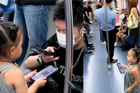 萌娃帮单身小姨助攻加微信，秒变社牛揪帅哥裤子扫码，小姨乐开花视频封面