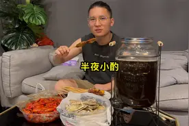 200块请女生吃饭被嫌弃，小伙觉醒点了爱吃的小龙虾生蚝，爽翻了视频封面