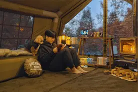带着我的小狗露营，在豪华大帐棚里面煮美食，抱着小狗暖呼呼睡觉