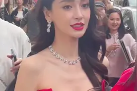 Angelababy张嘉倪去看Lisa疯马秀，粉丝怒其行为并喊话工作室回应视频封面