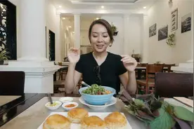 美女英语：24 Hours Eating Like a Local in Ho Chi Minh City