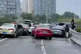 福州一大桥路面出现油污致13车连环追尾