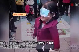 大妈挑战街头60秒原地踏步，没想到走着走着人就不见了视频封面