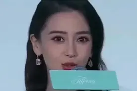 31岁杨颖上台领奖，摄影师“无意”关掉美颜，baby颜值翻车了视频封面