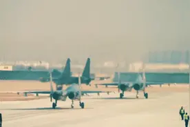 云端之上，歼11战机展开巅峰对决！视频封面