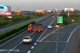 奇葩女司机高速错过出口，突然变道逼停大货车，漂移差点翻车！视频封面
