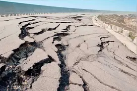 河北天气越来越炎热，为何就连坚硬的水泥路面，也会热到炸裂？