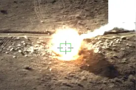 第一视角！国产“双尾蝎”无人机实弹射击来了视频封面