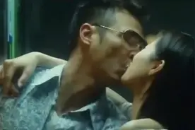女高男低：男女控制不住，在电梯里激情亲吻，保安大饱眼福