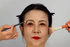 《红楼梦》中式变装奶奶版~哎呀 我来晚了 #啾咪奶奶做汉服  #中国元素变装来了  #中式变装  #红楼梦人物仿装  #让更多人看见老祖宗的审美 视频封面