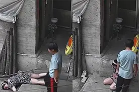 女子上台阶突然头晕栽倒，脸猛砸水泥地上抽搐，丈夫赶来举动心寒