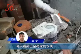 楼道里防冻措施不当   两块水表先后爆裂视频封面