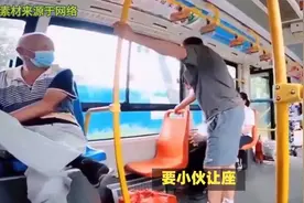 男子拒让座被老人雨伞殴打后续：摔倒后要求送医院，评论区炸锅！视频封面