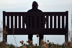 九旬老人与小38岁保姆结婚，财产被过给保姆儿子，养女败诉视频封面