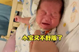 宝宝又哭了，估计应该是大便了，小宝真的也不容易，很努力的哦