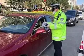 驾驶证和行驶证不能同时放车里？交警：不少人都吃亏，快看看视频封面