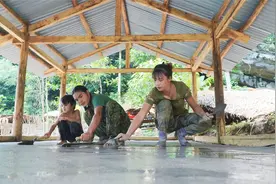和妻子孩子一起建造一座可爱的木屋，在地板上浇上混凝土视频封面