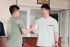 马龙站在门口送国乒出征！上前与孙颖莎握手，林诗栋满脸笑容击掌视频封面