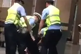 广西通报交警向男子喷辣椒水：违法驾车拒不配合 涉事辅警已停职视频封面