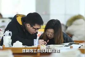 “我没见过父亲，凭什么为他买单？”工作人员一番话，大学生愣住视频封面