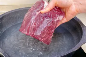 把牛肉放入滚烫的开水中，出锅瞬间变成一道经典美食，好吃又过瘾