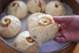 猪皮冻剩下来的卤汤，用来做灌汤鲜肉包子，当早餐鲜香四溢好好吃