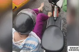 女子骑电动车裙子卷入轮胎，还好遇到个小帅哥，帮美女脱困视频封面