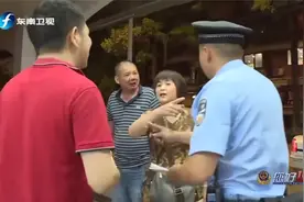 大爷当街随地小便，路人好心劝阻，不料反被大爷打出血视频封面