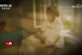 7岁小女孩夜色中惊慌喊叫 究竟发生了什么？视频封面