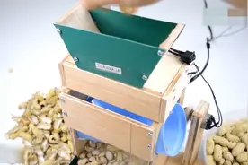 民间小伙自制的小型花生剥壳机视频封面