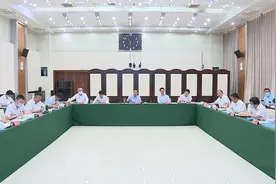 张超超主持召开市委专题会议 研究东南三环片区规划建设工作视频封面