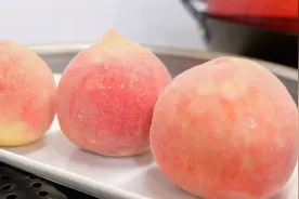 桃子放锅简单蒸一蒸，就服老辈人这种传统吃法，看完长见识了视频封面