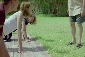 男人把老婆孩子当狗养，让他们跪在地上学狗叫视频封面