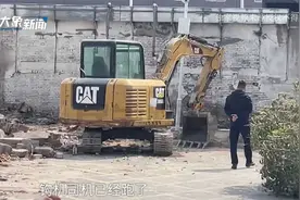 小区近百米围墙突然被拆除？业主：大门都拆了谁想进就能进视频封面
